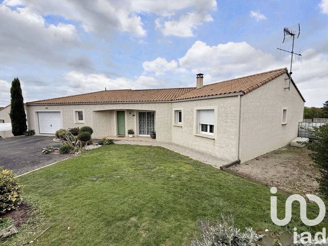 Photo 1 - Maison à LA TARDIERE