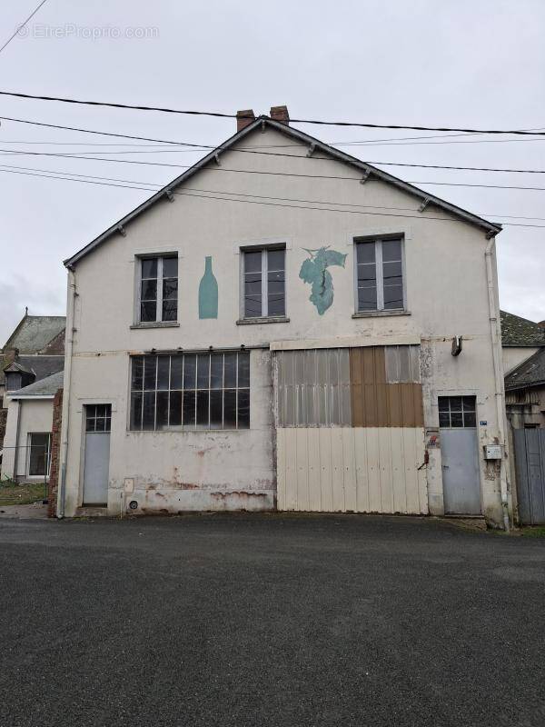 Maison à SAINT-LAMBERT-DU-LATTAY