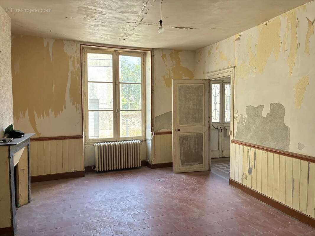 Maison de ville à rénover, dans le cœur de Montmorillon - photo 3