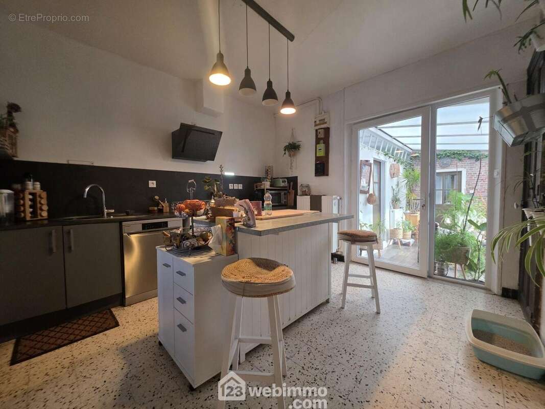 Très lumineuse, elle bénéficie également d?un accès direct sur l?extérieur. - Maison à LAON