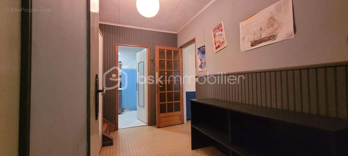 Maison de plain pied de 70m2,grenier amenageable de 70m2, dependances, garage + cour fermee - photo 5