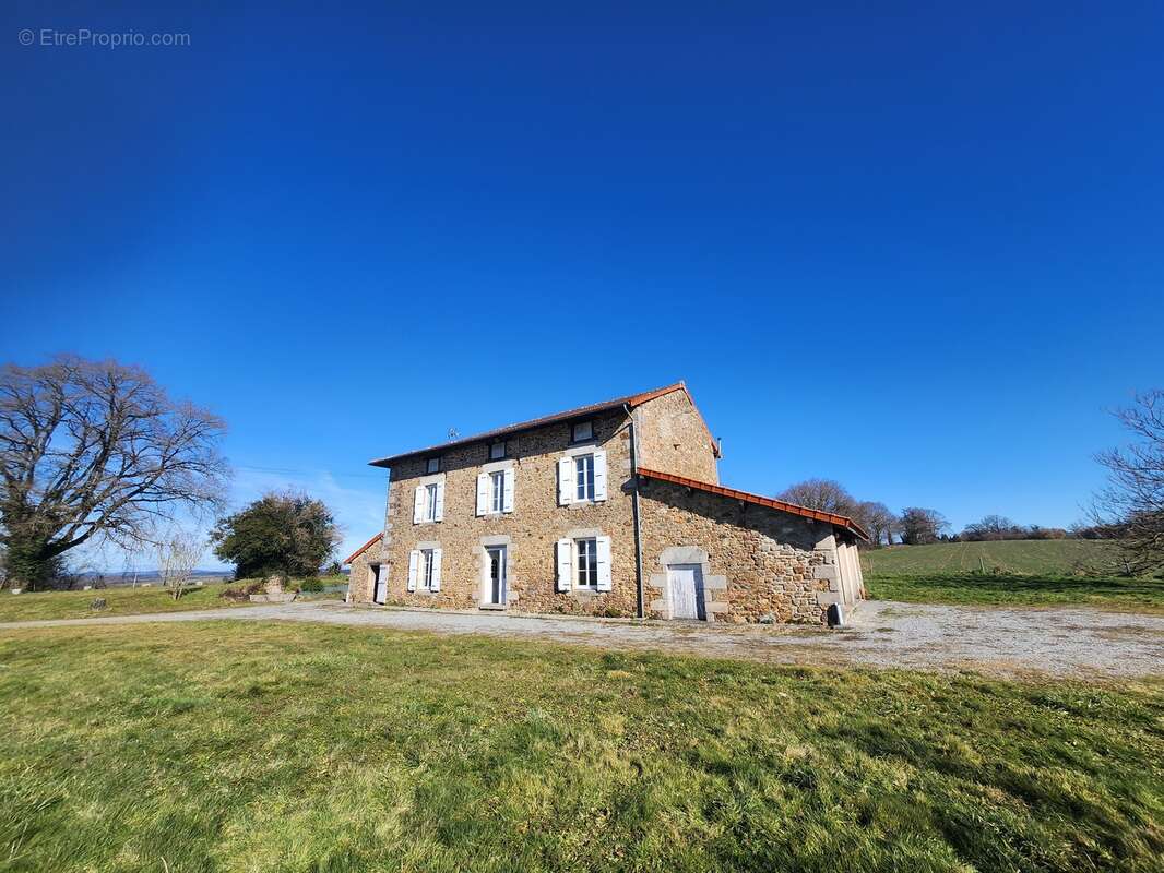 Maison à SAINT-LEONARD-DE-NOBLAT
