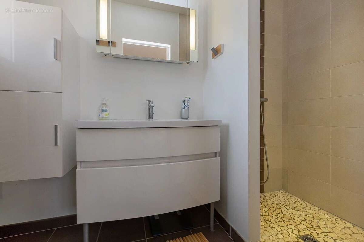 Maison à LA BALME-LES-GROTTES