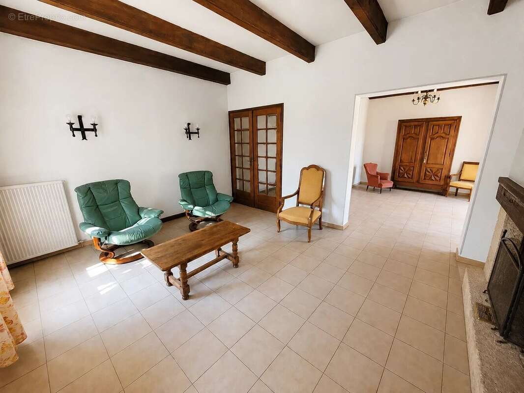 Maison traditionnelle sur beau terrain plat - 7 pièces - 164.3 m² - photo 3