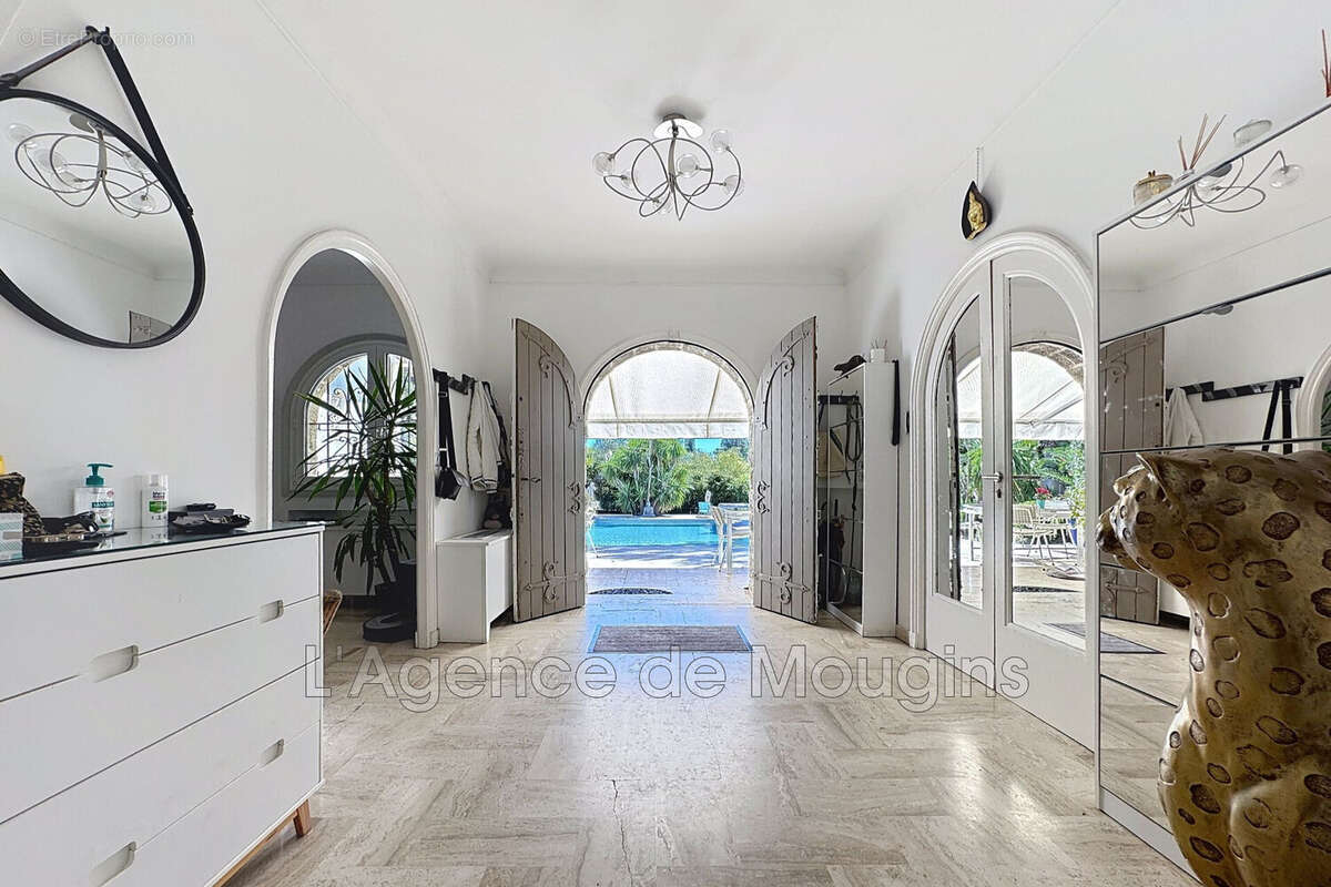 Maison 266 m² à Mougins  - photo 3