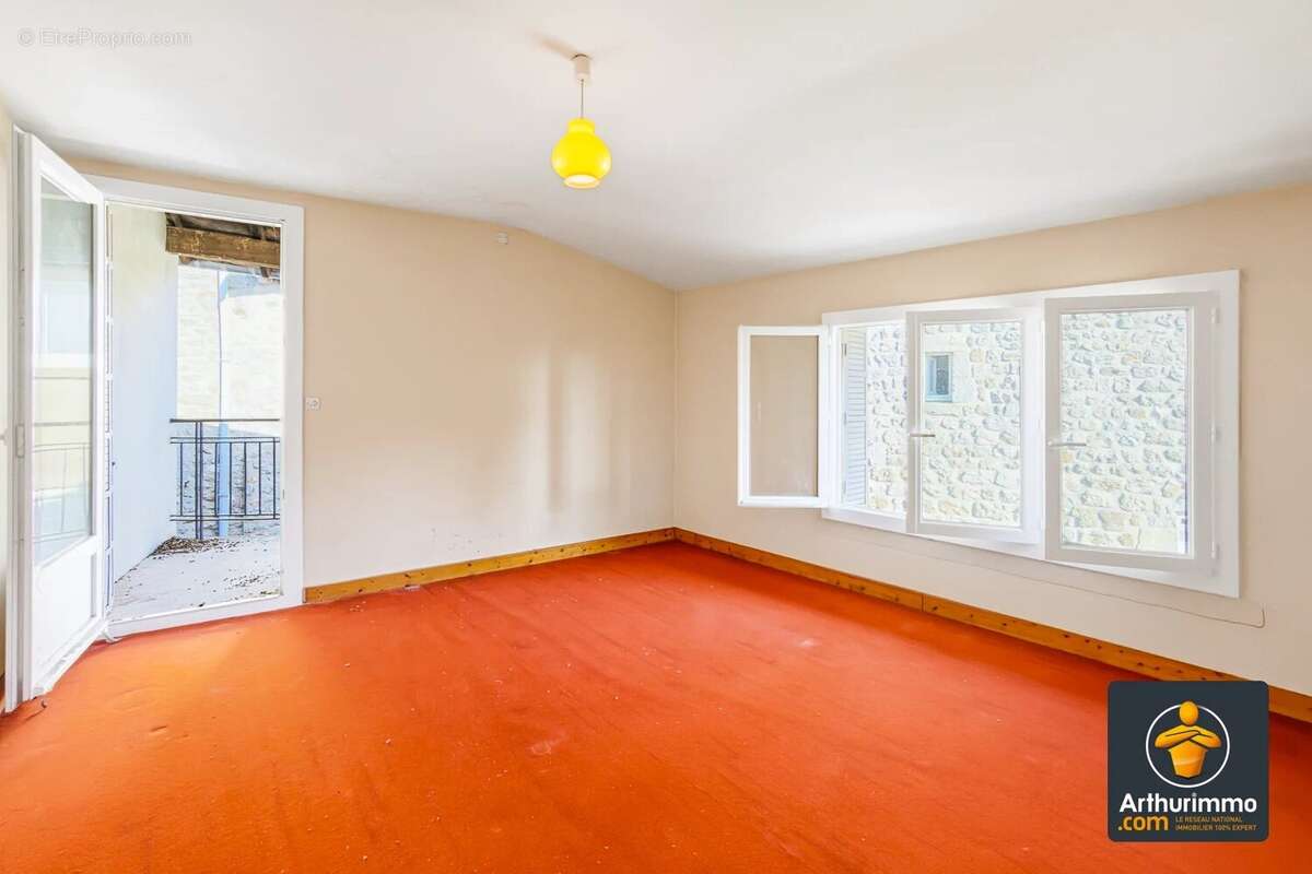 « Maison de village familiale avec terrasse, véranda, combles aménageables et double garage » - photo 18