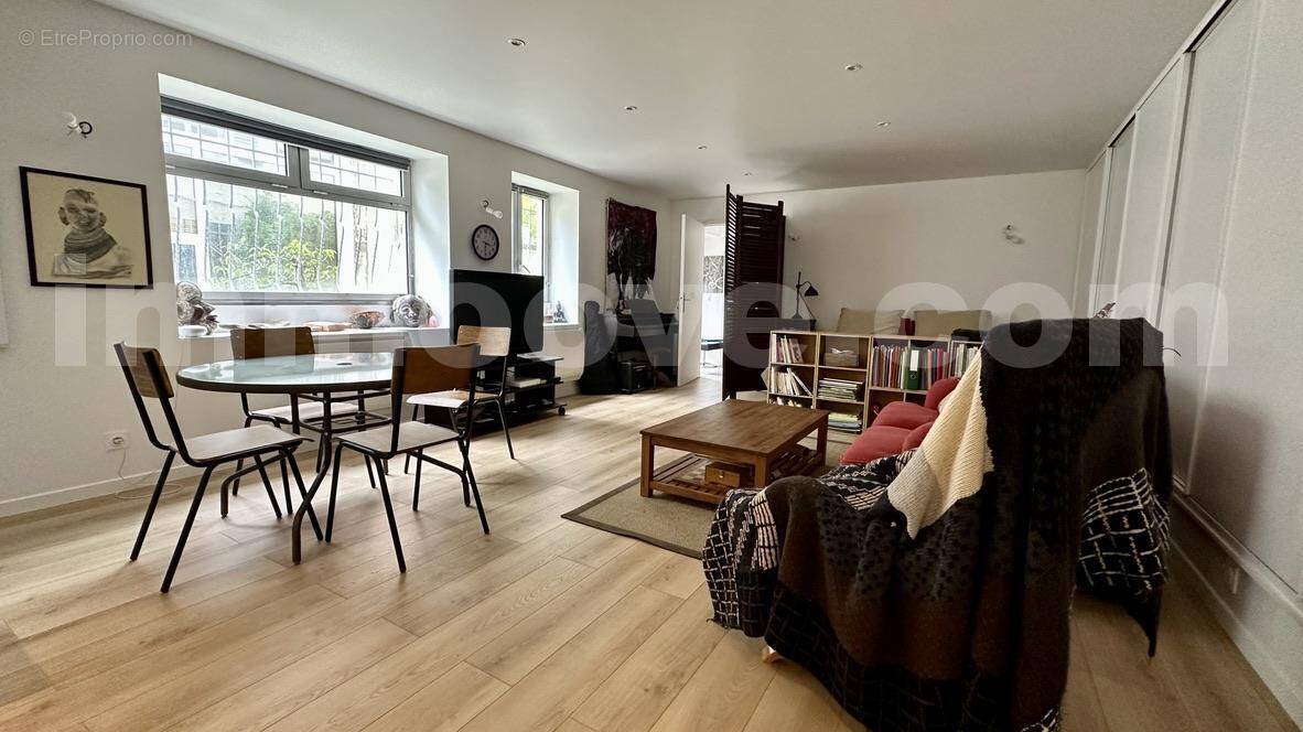 5C566236-89C5-43CA-B83B-7DCD9D752F00_1_105_c - Commerce à CHARENTON-LE-PONT