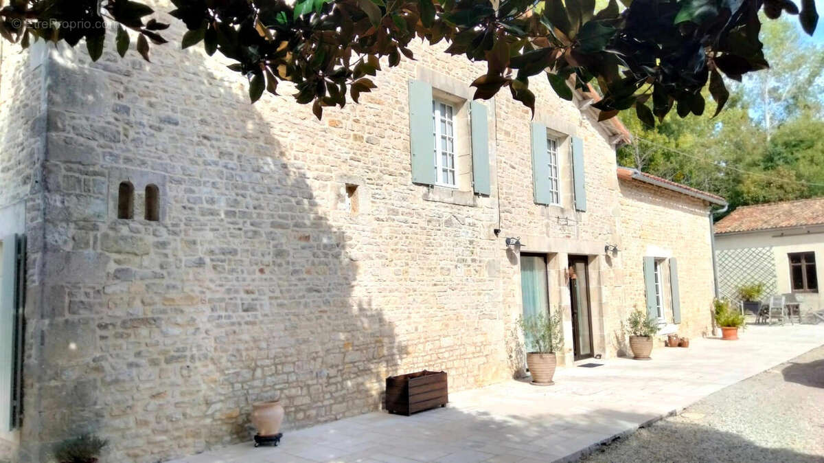 OVERVIEW - Maison à LIZANT