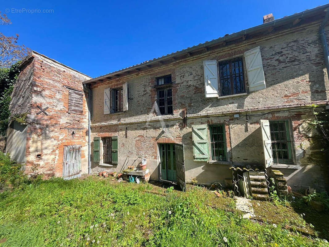 Grande maison de caractère avec garages sur la commune de Gémil ! - photo 18