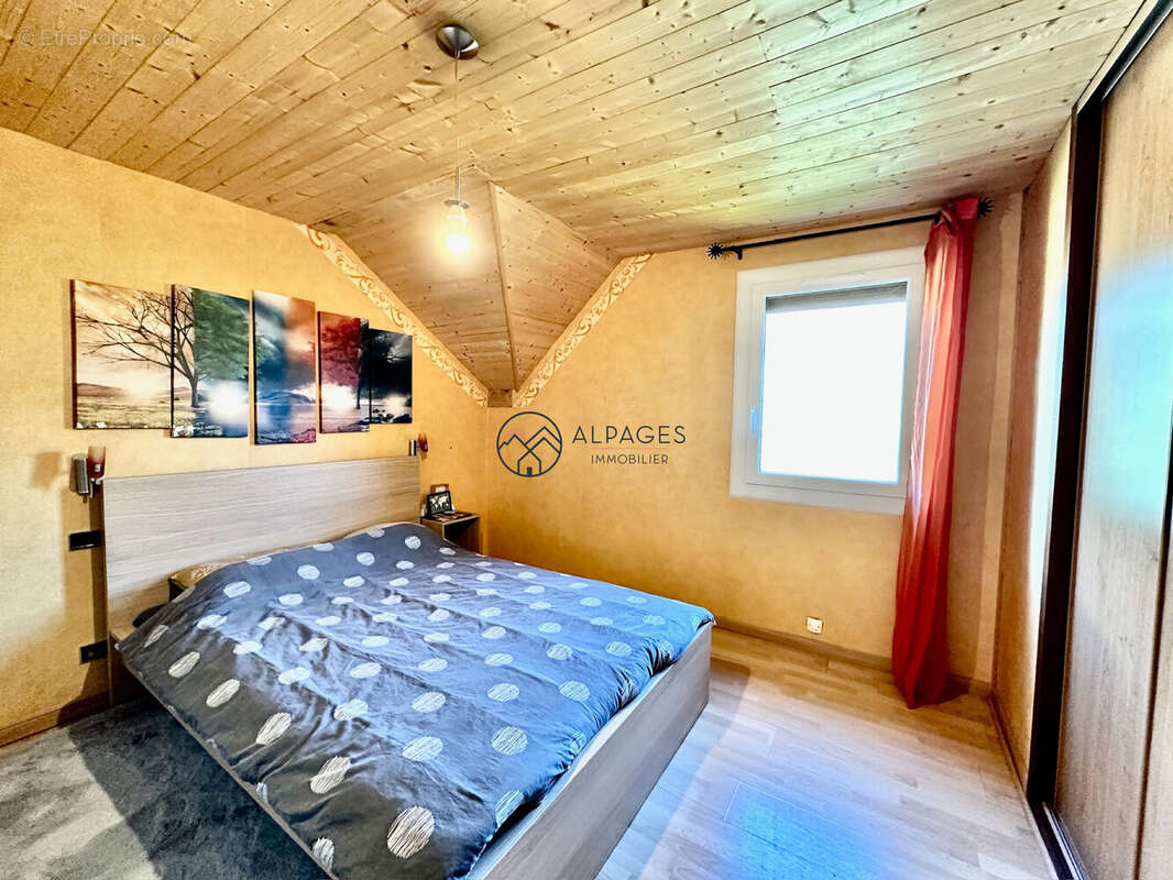 Chambre orange - Maison à SAINT-ANDRE-D&#039;EMBRUN