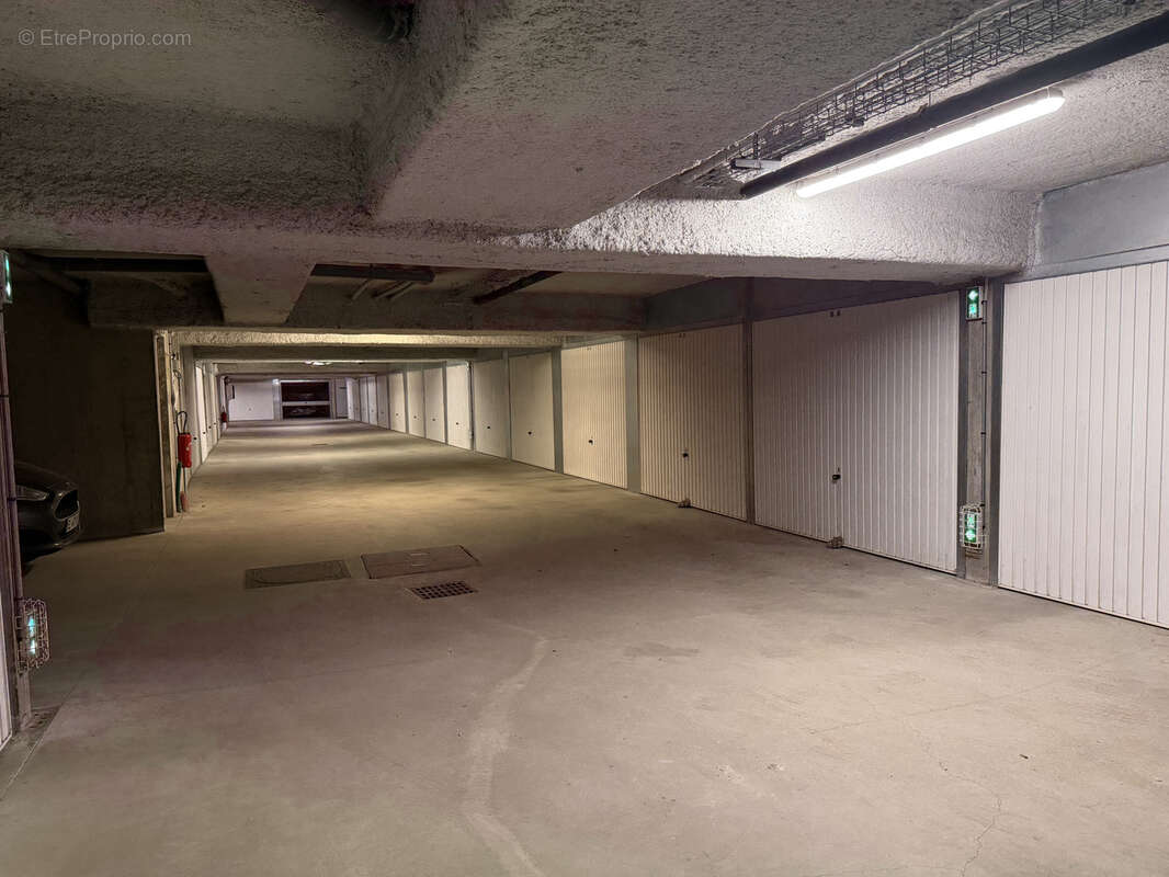 Parking à SAINT-AVE