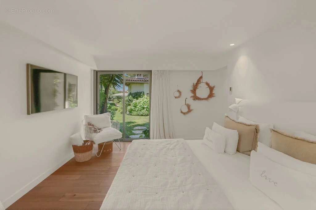 Le Cannet - Quartier résidentiel - Elégante villa de plain-pied avec jardin luxuriant , piscine. Calme absolu - photo 9