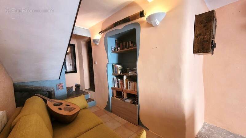 Authentique maison de village de 3 pièces avec cave voûtée et chambre à rénover_SIGONCE (04) - photo 8