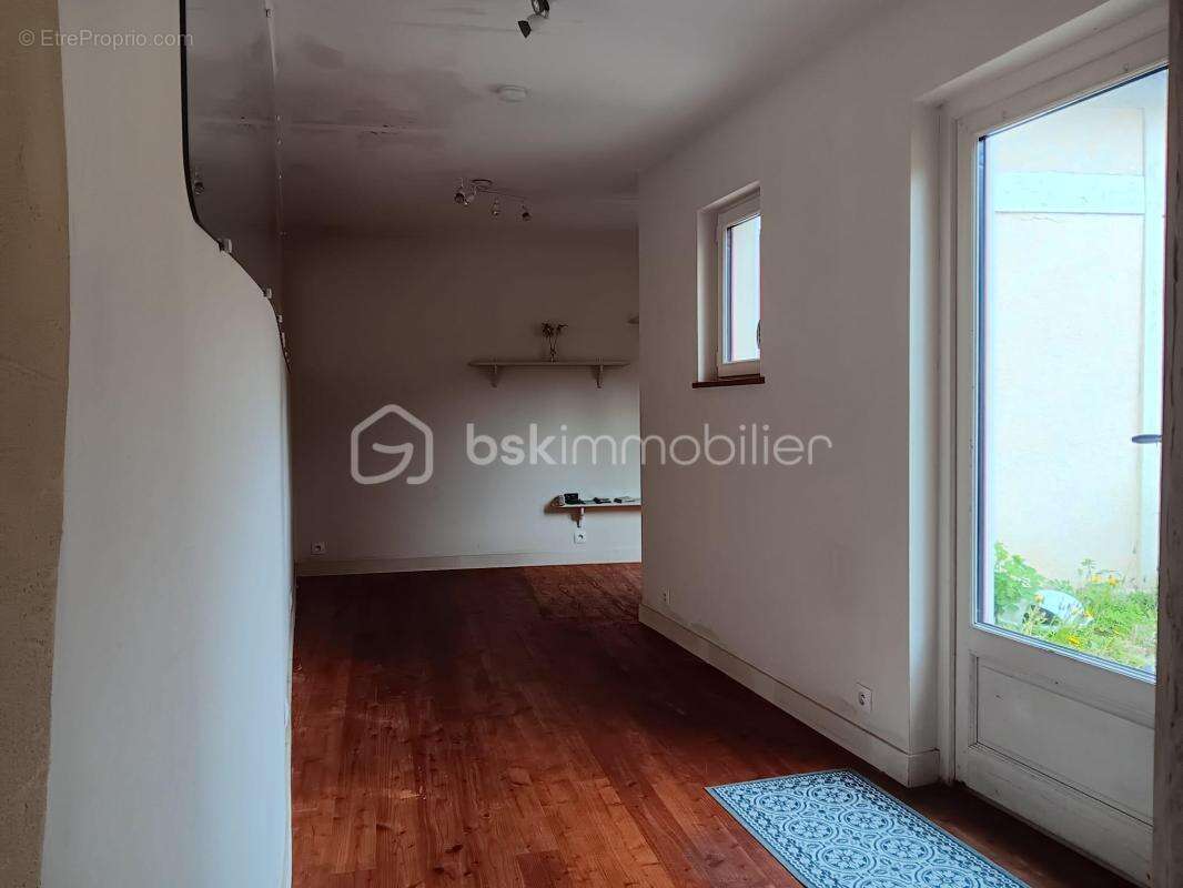 Commerce à SAUZE-VAUSSAIS