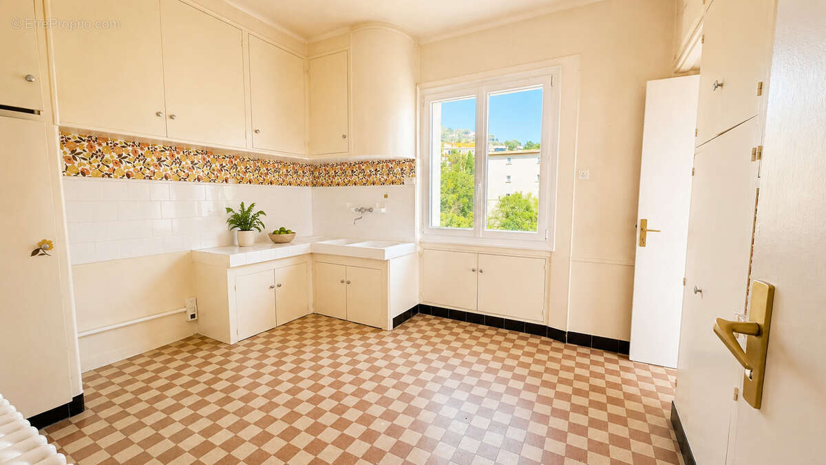 Appartement 5 pièces avec terrasse, parking privatif et grenier - photo 2