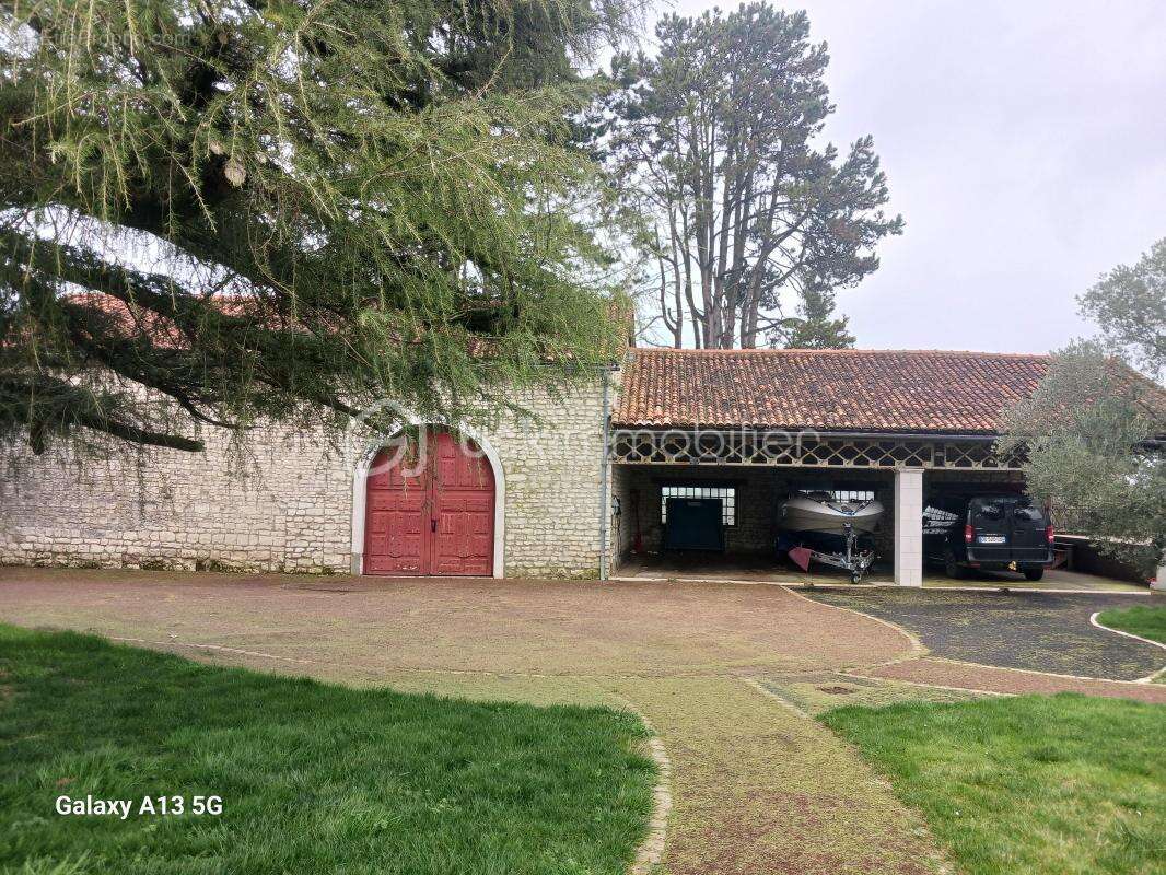Ancien prieuré rénové – propriété de charme avec dépendances, gite, piscine & tennis - photo 5