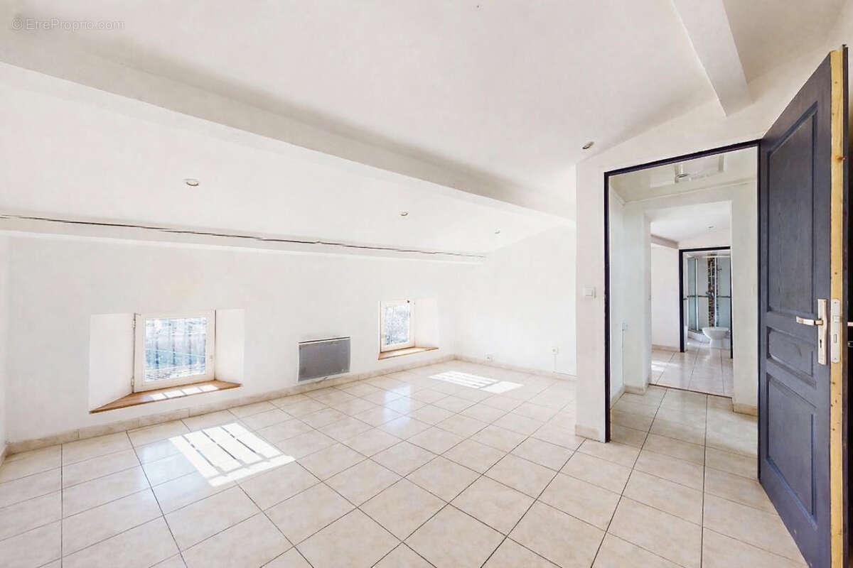Appartement à TOURVES