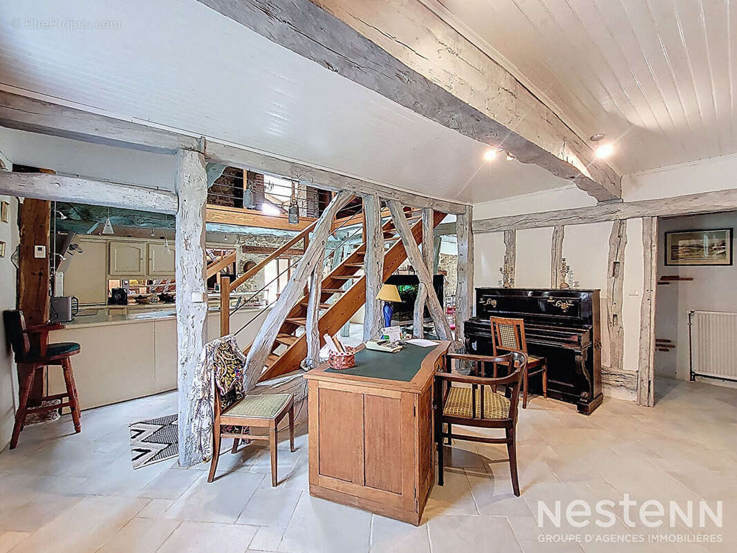 A Vendre Maison en pierre rénovée de 318 m² avec dépendances et point d'eau sur deux hectares - photo 10