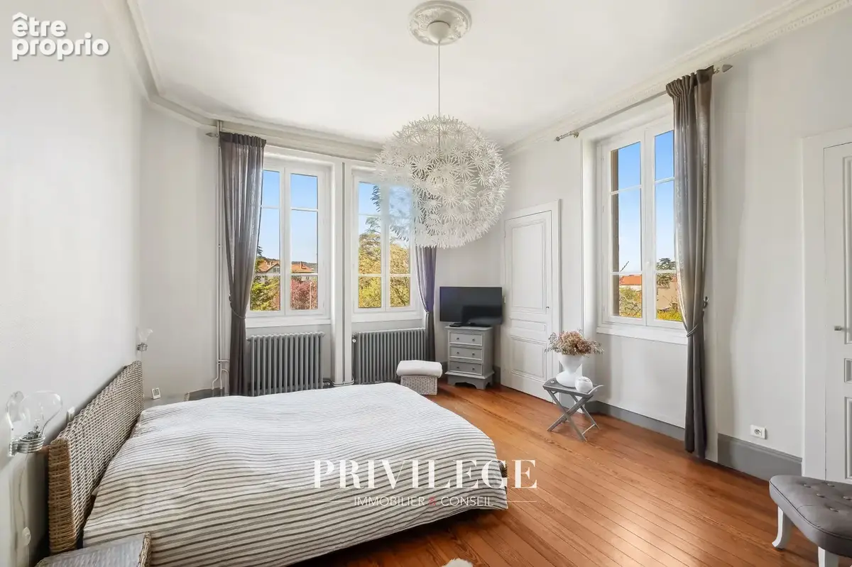 Vernay - Maison de ville 250m2 avec jardin proche de toutes commodités - photo 12