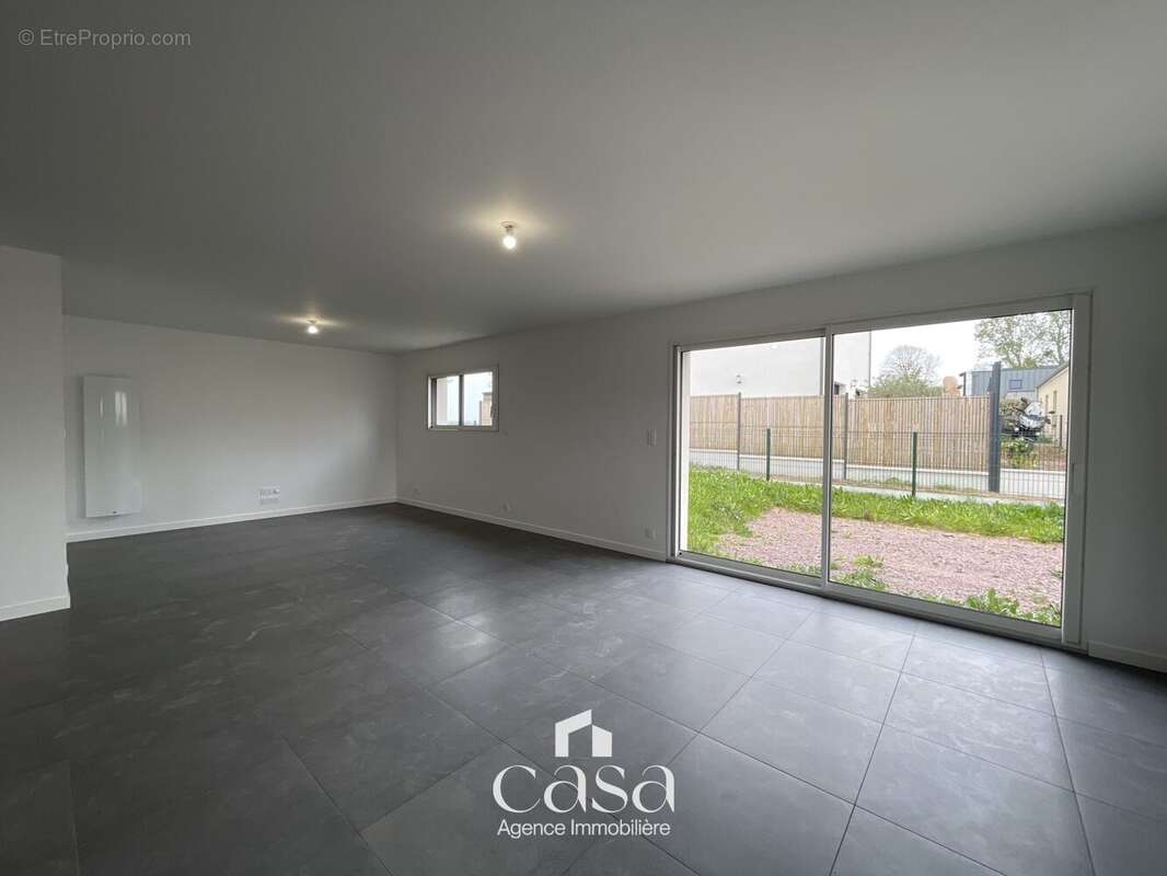 Maison à FONTAINE-ETOUPEFOUR