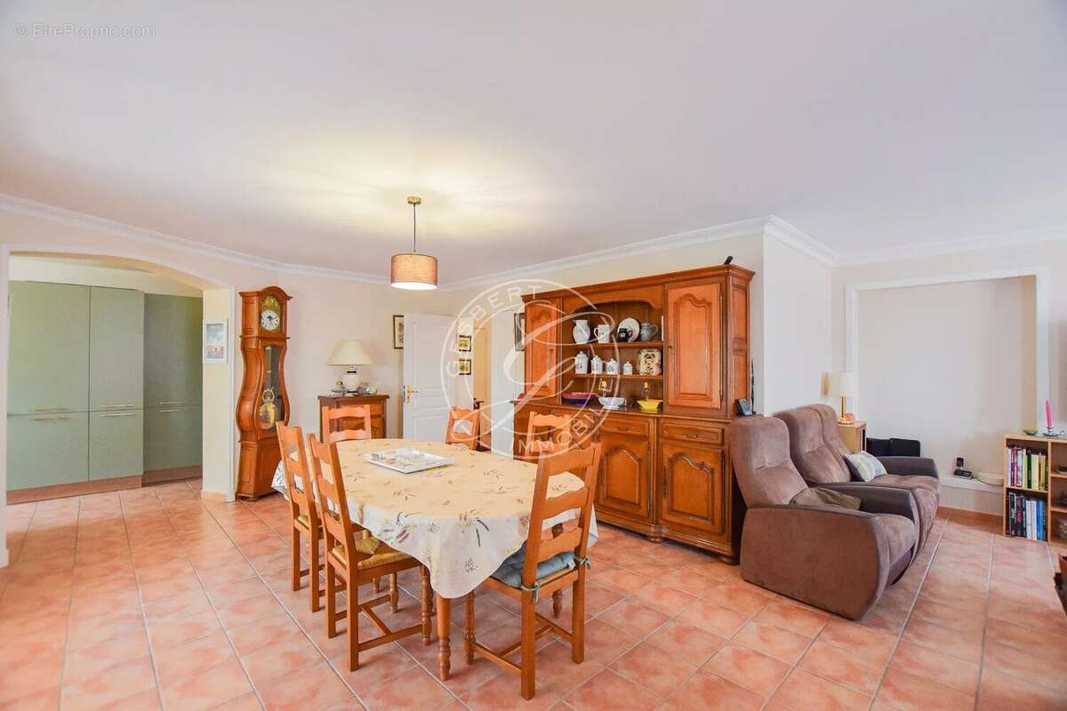 DRAGUIGNAN – Appartement T5 de 123 m² habitables avec véranda, ascenseur et parking privatif - photo 6