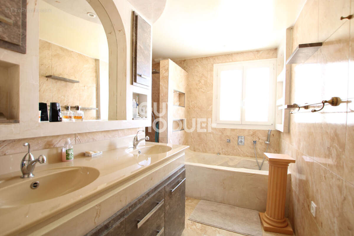 Maison à ENTRAIGUES-SUR-LA-SORGUE