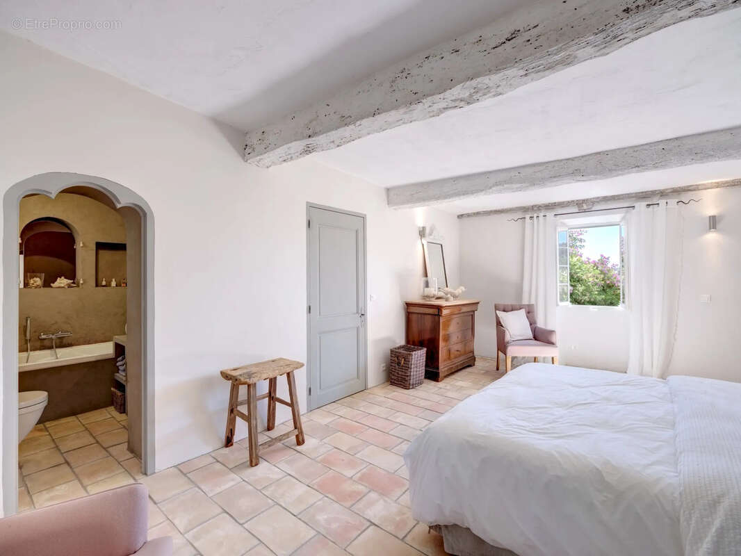 Maison à CHATEAUNEUF-GRASSE