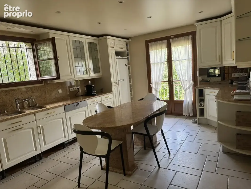 Belle maison familiale de 242 m2 sur terrain de 916 m2   Espaces généreux et prestations de qualité - photo 7