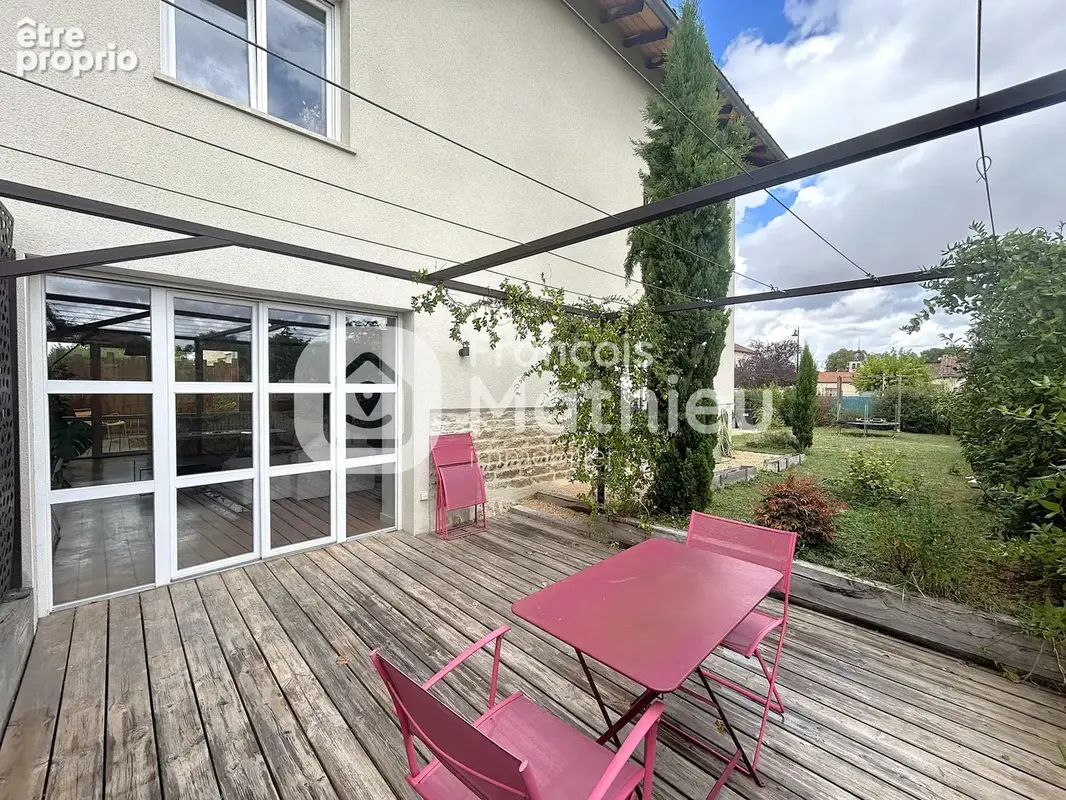 Francheleins - Maison T5 d'environ 165m2 (197 m2 au sol) avec jardin. - photo 3