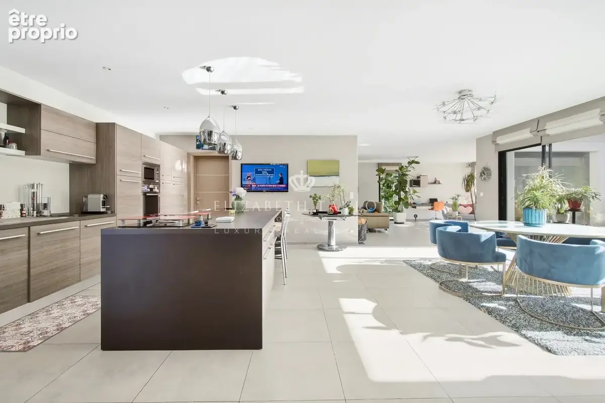 Maison contemporaine familiale de 240 m2 avec piscine sur terrain de 1 340 m2 - photo 9