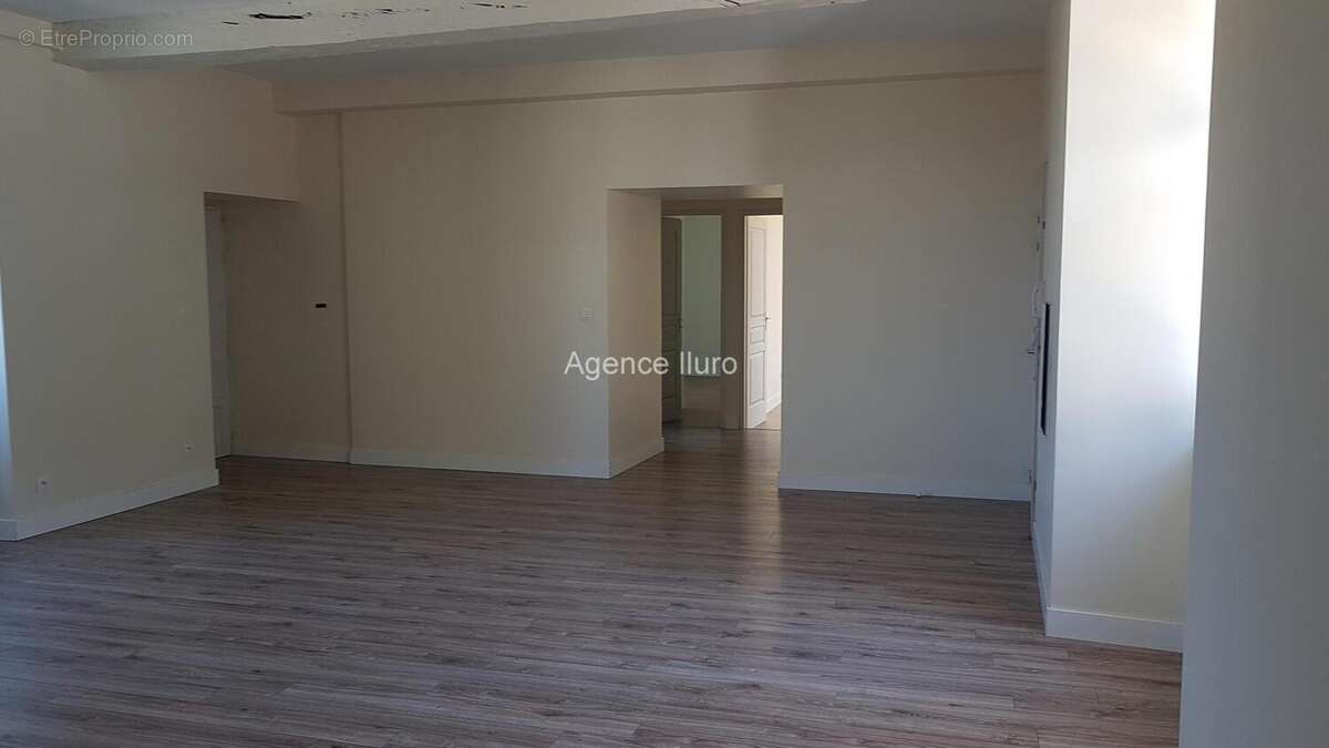 Oloron - bel appartement de caractere type t3 entierement renove avec places parking, cave et terrasse - photo 6