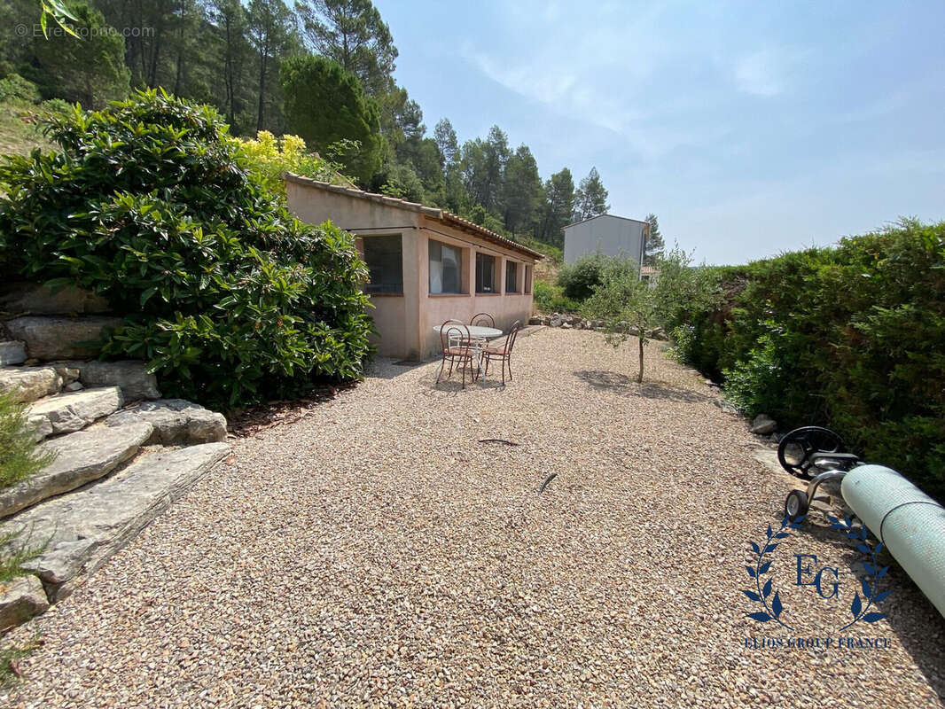 Maison à VINS-SUR-CARAMY