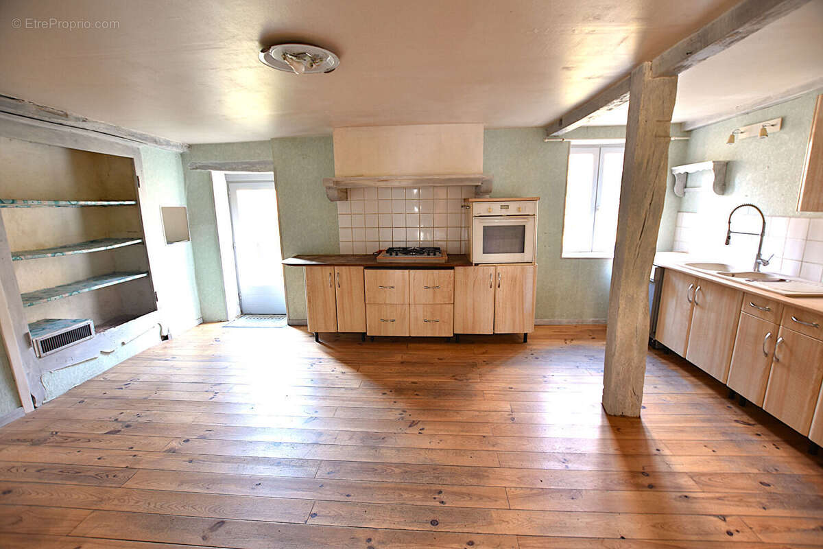 Maison à CHATEL-MONTAGNE