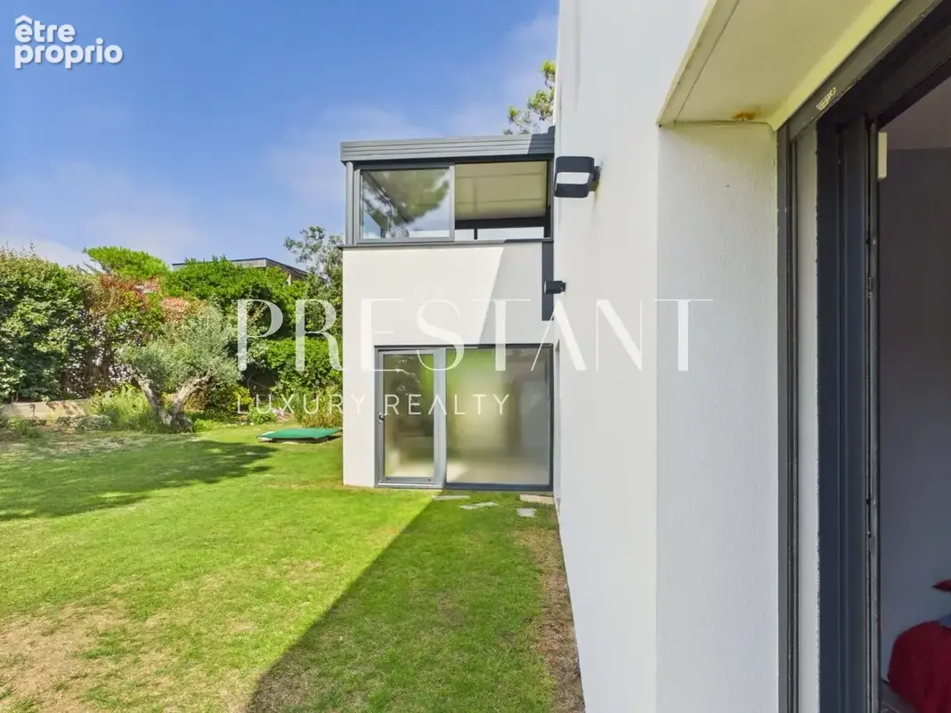 Villa d'architecte de 240 m² à Chiberta, vue mer depuis le toit-terrasse - photo 16