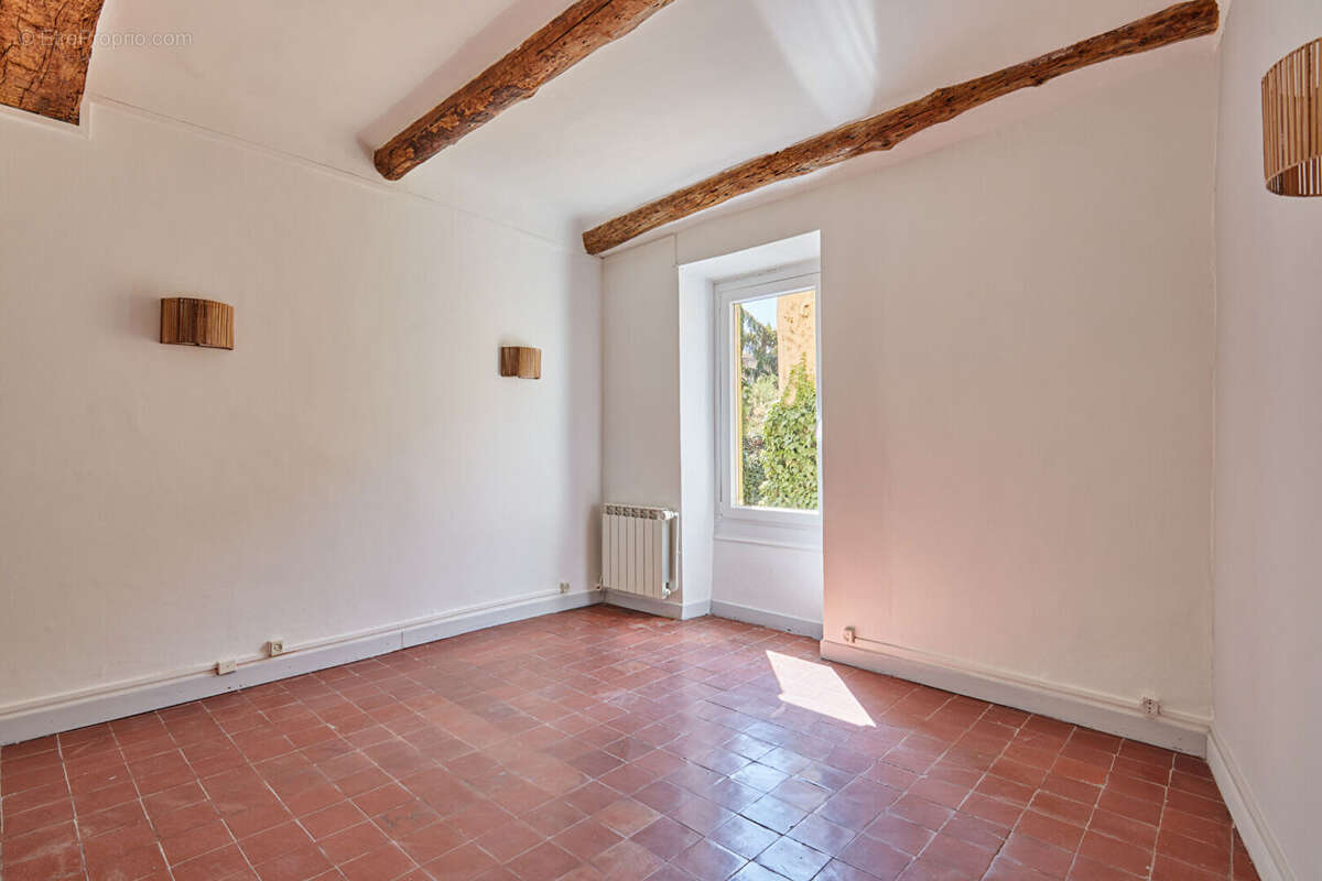 ALLEINS, Maison de caractère en pierre avec fort potentiel d'habitation et de rentabilité locative - photo 13