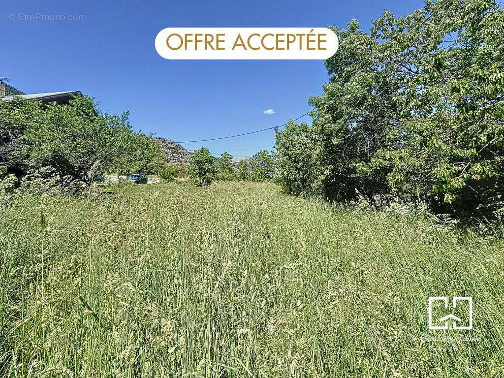 Terrain à SAINT-MARTIN-DE-QUEYRIERES