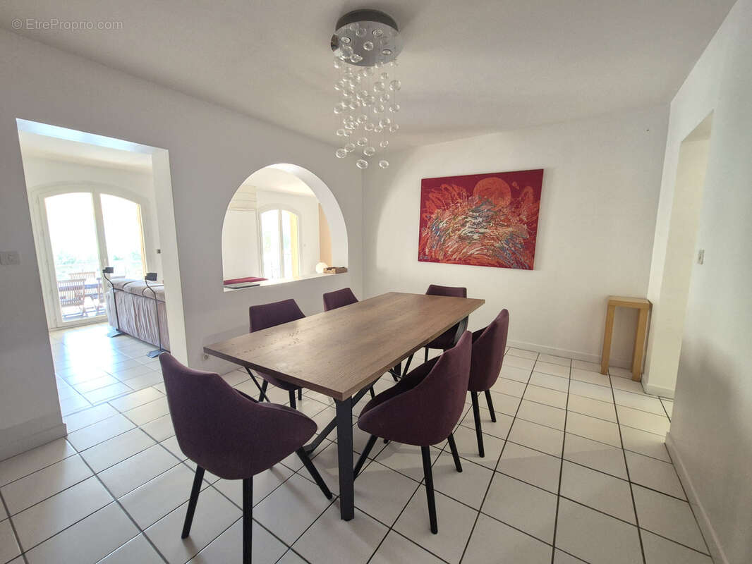 Maison à LE REVEST-LES-EAUX