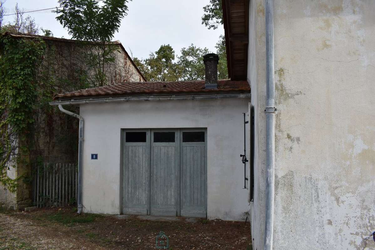Maison plein pied de deux chambres au calme pres de la riviere a restaurer - photo 7