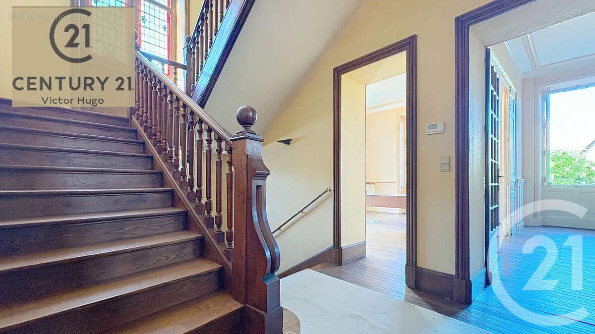 Maison 242 m² à Saint-Victurnien  - photo 4