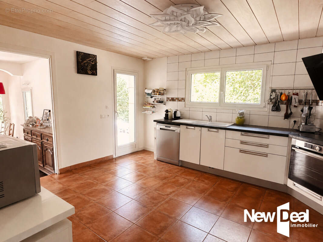 Exclusivite vallon du jour, maison de type 6 de 190 m2  habitables avec piscine edifiee sur 1159 m2 en impasse - photo 8
