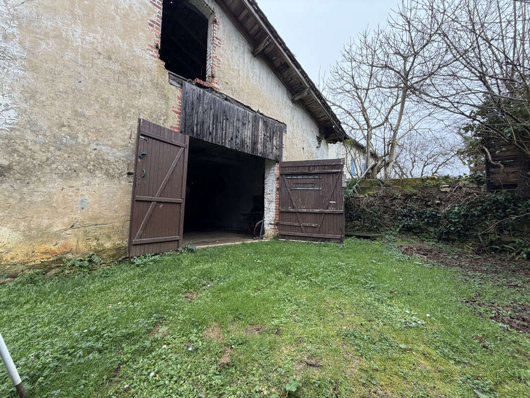 À vendre   Grange à rénover à Pey (Landes) Fort potentiel d’aménagement. - photo 2