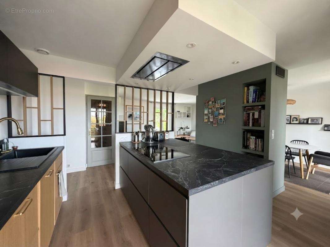 Maison à vendre La Roche-Blanche (63670) – Villa 7 pièces 172 m² avec piscine et vue imprenable - photo 6