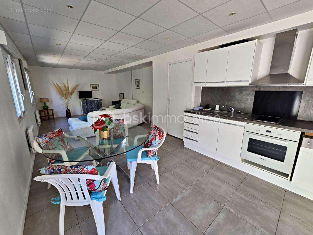 Exclusivité. À 100 mètres de la mer dans quartier calme et recherché – Propriété de charme rénovée – 202 m² habitables (Maison p - photo 21