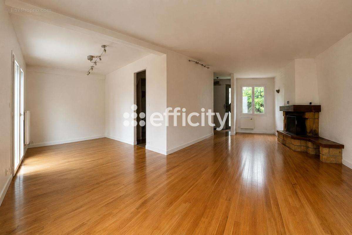 Maison 168 m² à Savigny-Le-Temple  - photo 7