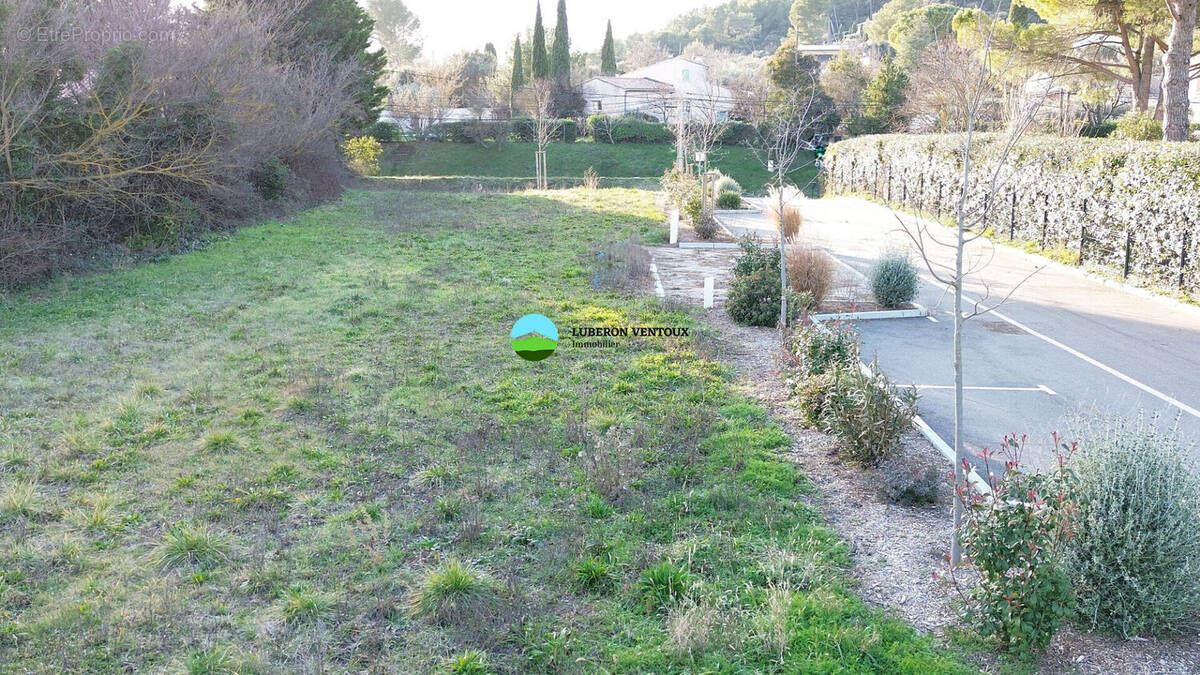 Terrain à PERNES-LES-FONTAINES