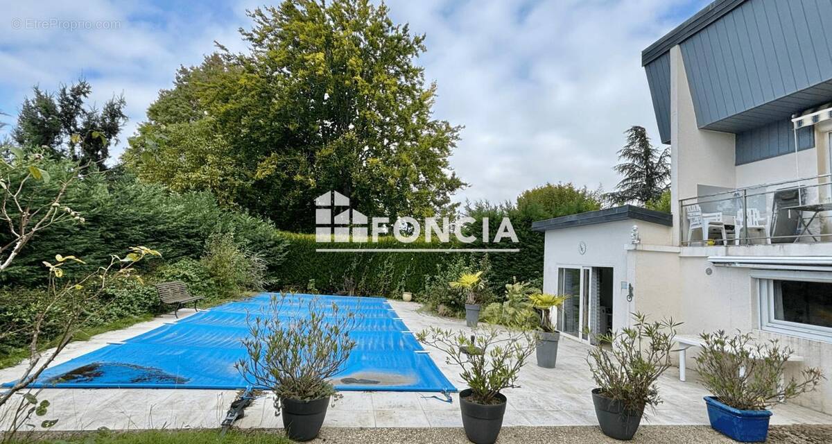 Maison à PUGNY-CHATENOD