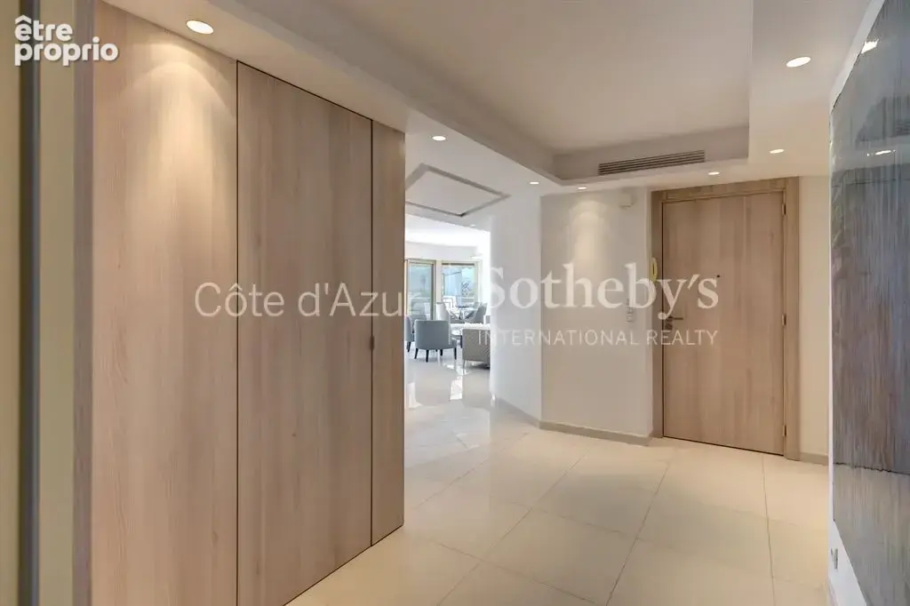 Cannes Croisette, appartement rénové avec deux chambres en suite et terrasse face à la mer - photo 7