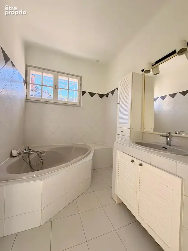 Pérols   villa  atypique t5 de 169m2 au sol avec piscine, jardin et garage - photo 12