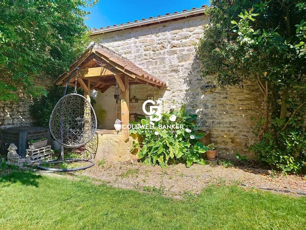 Maison à SAINT-JEAN-D'ANGELY