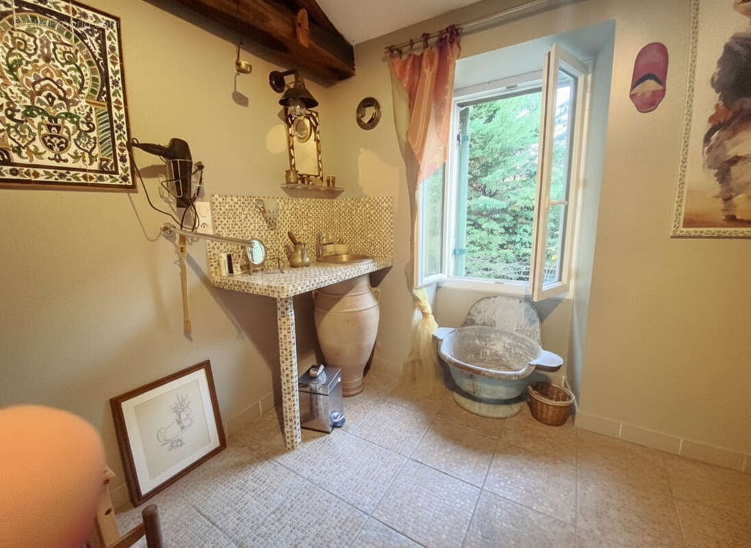 Maison à MANZAC-SUR-VERN